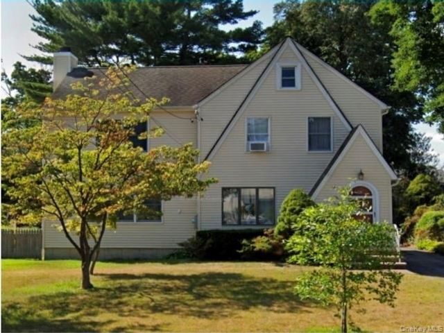  3 BR,  2.00 BTH &nbsp;Colonial style home in West Hempstead