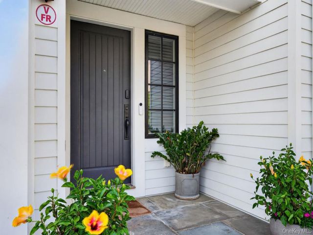  3 BR,  4.00 BTH &nbsp;House style home in Rye Brook