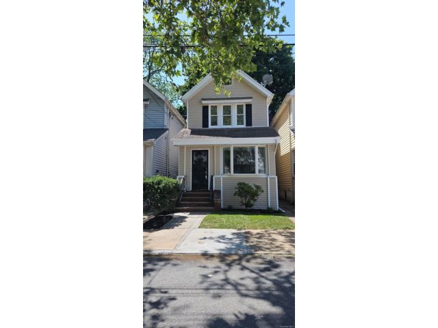  3 BR,  2.00 BTH &nbsp;Colonial style home in Woodhaven