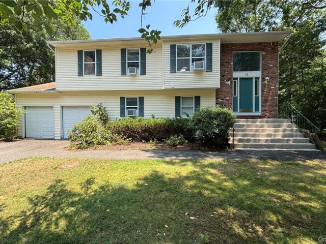  5 BR,  3.00 BTH &nbsp;Hi ranch style home in Holtsville