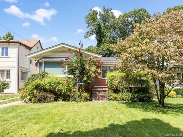  3 BR,  3.00 BTH &nbsp;Split level style home in Holliswood