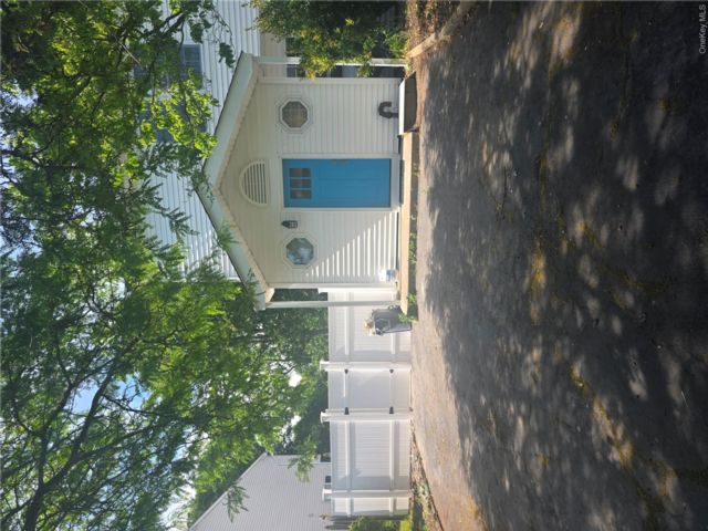  2 BR,  2.00 BTH &nbsp;House style home in Bay Shore