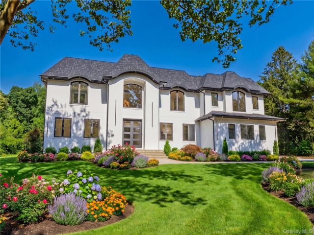  6 BR,  7.00 BTH &nbsp;Victorian style home in Dix Hills