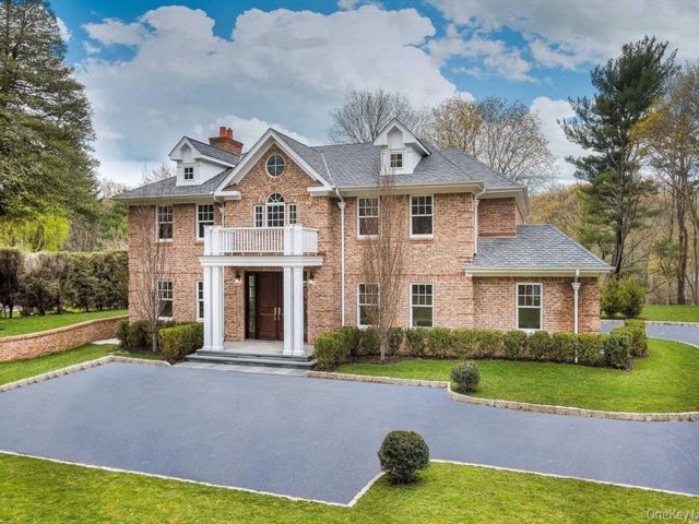  5 BR,  7.00 BTH &nbsp;Colonial style home in Roslyn Harbor