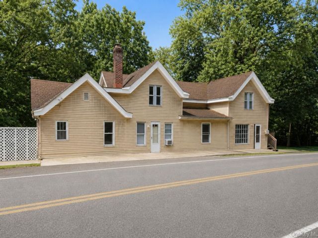  7 BR,  4.00 BTH &nbsp;Contemporary style home in Salisbury Mills