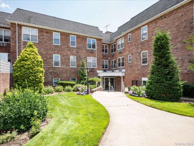 Studio,  1.00 BTH &nbsp;Garden style home in Lynbrook