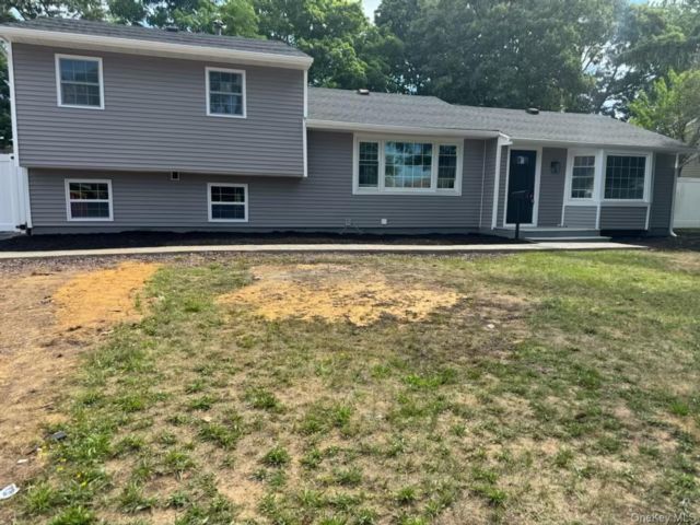  4 BR,  4.00 BTH &nbsp;Split ranch style home in Centereach