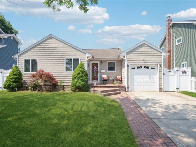  3 BR,  2.00 BTH &nbsp;Ranch style home in Massapequa