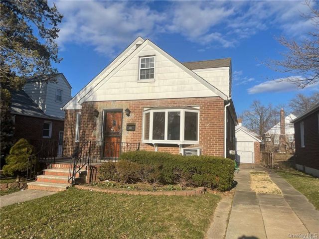  4 BR,  2.00 BTH &nbsp;Cape cod style home in Floral Park