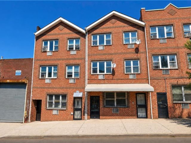  8 BR,  5.00 BTH &nbsp;House style home in Claremont Park