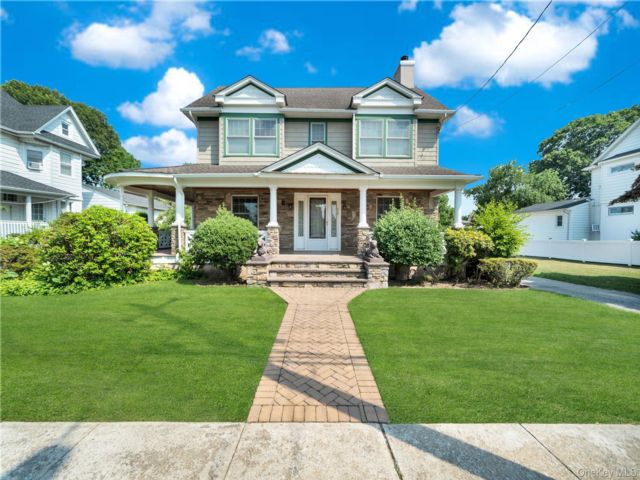  6 BR,  3.00 BTH &nbsp;Colonial style home in Valley Stream