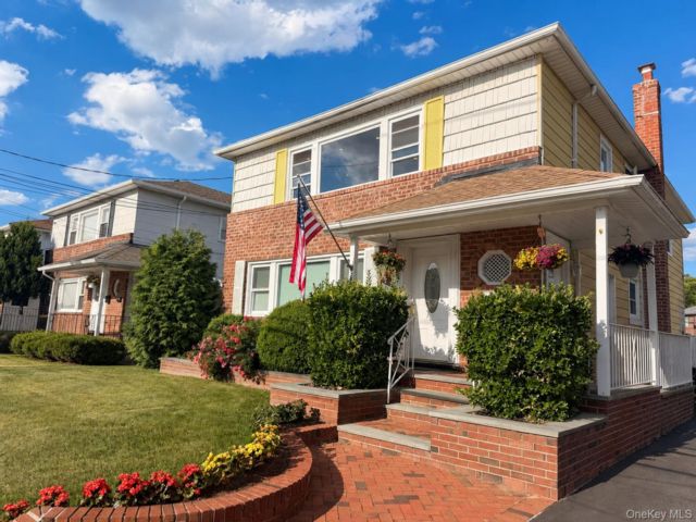 2 BR,  1.00 BTH &nbsp;Colonial style home in Valley Stream