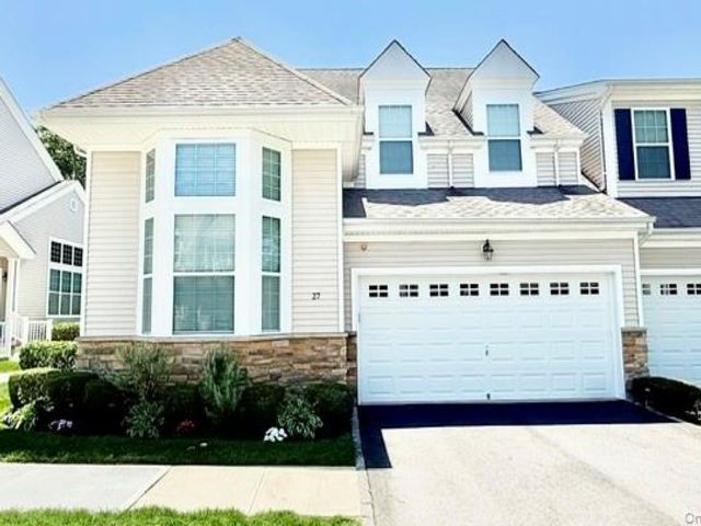  2 BR,  3.00 BTH &nbsp;Condo style home in Center Moriches