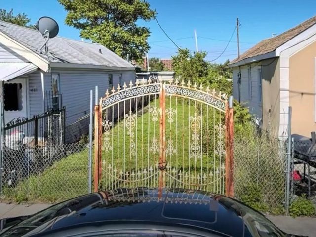 Lot <b>Size:</b>  &nbsp;House style home in Far Rockaway