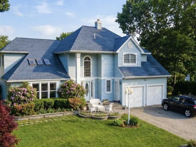  5 BR,  5.00 BTH &nbsp;Colonial style home in Selden