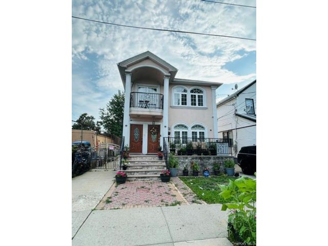  6 BR,  4.00 BTH &nbsp;House style home in Queens Village