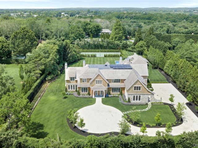  9 BR, 14.00 BTH &nbsp;Traditional style home in Bridgehampton