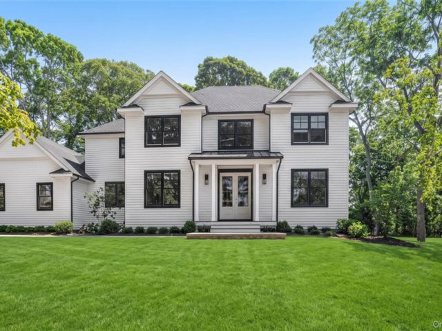  4 BR,  4.00 BTH &nbsp;Colonial style home in East Moriches