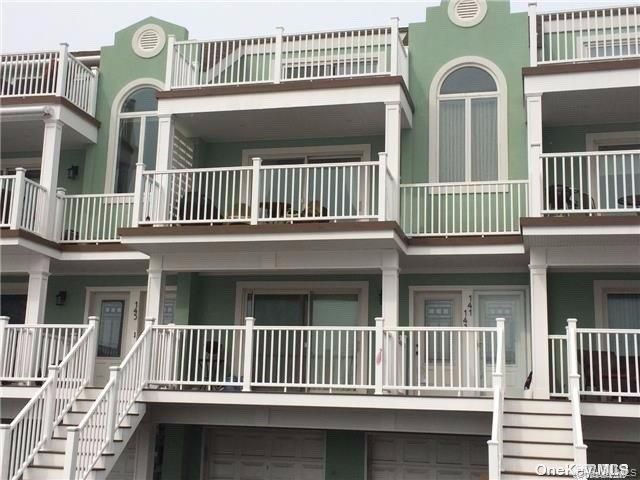  3 BR,  2.00 BTH &nbsp;House style home in Long Beach