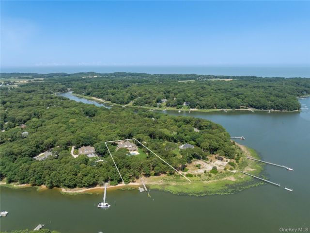 6 BR,  8.00 BTH &nbsp;Post modern style home in Mattituck