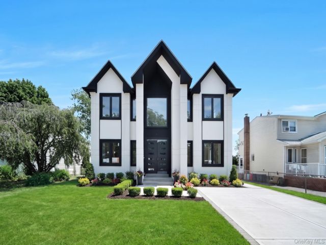  5 BR,  6.00 BTH &nbsp;Colonial style home in Westbury