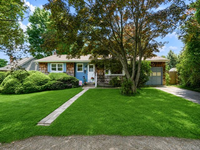 3 BR,  2.00 BTH &nbsp;Ranch style home in Saint James