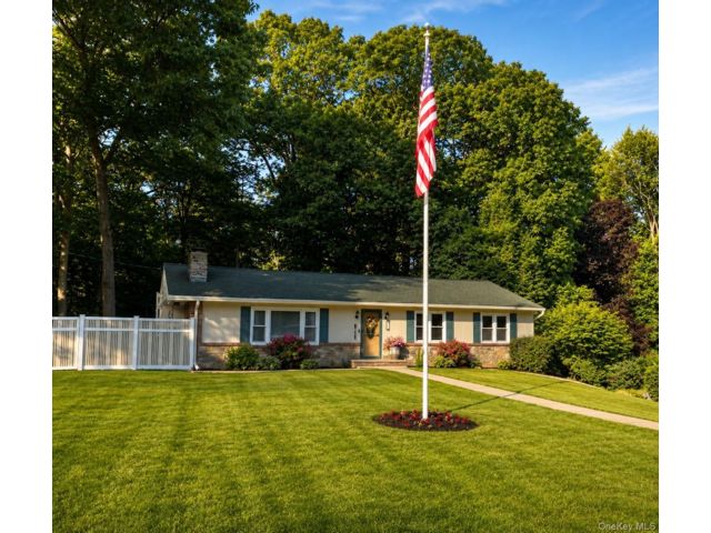  3 BR,  2.00 BTH &nbsp;Ranch style home in New Windsor