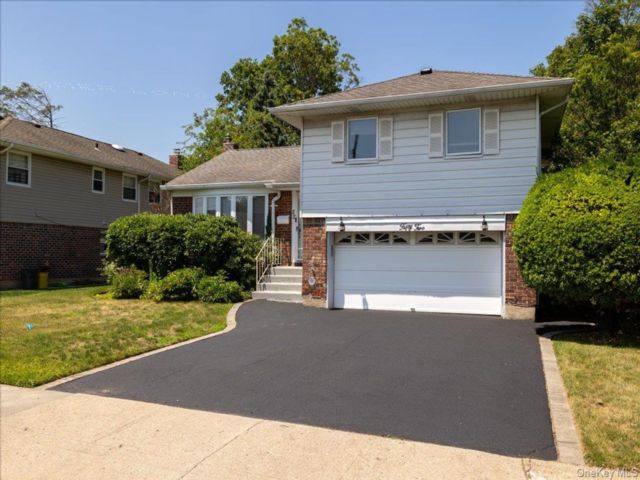  3 BR,  3.00 BTH &nbsp;Split level style home in Plainview