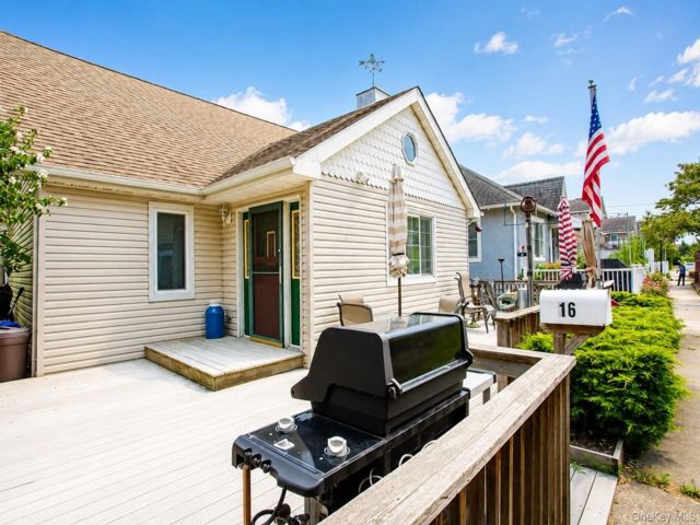  3 BR,  2.00 BTH &nbsp;Cape cod style home in Long Beach