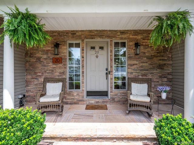  4 BR,  3.00 BTH &nbsp;Colonial style home in South Setauket