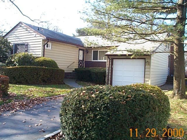 30 BR,  2.00 BTH &nbsp;Ranch style home in Valley Stream