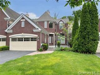  3 BR,  4.00 BTH &nbsp;Condo style home in Manhasset