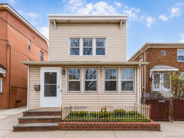  4 BR,  2.00 BTH &nbsp;Colonial style home in Fresh Meadows