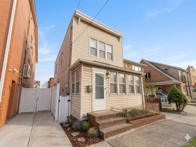  4 BR,  2.00 BTH &nbsp;House style home in Fresh Meadows