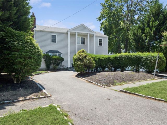  4 BR,  3.00 BTH &nbsp;Colonial style home in Merrick