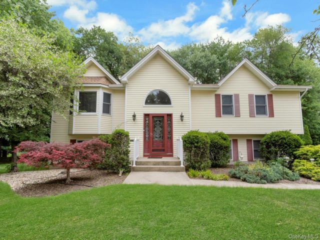  4 BR,  3.00 BTH &nbsp;Hi ranch style home in Valley Cottage