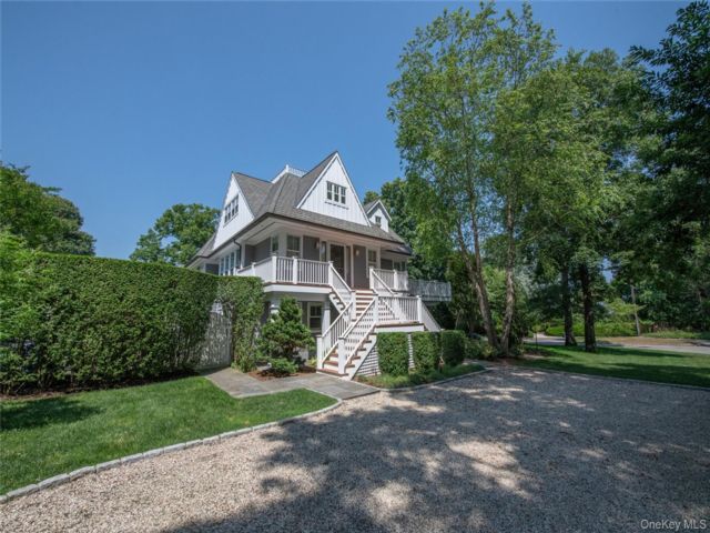  5 BR,  5.00 BTH &nbsp;Modern style home in Bellport Village