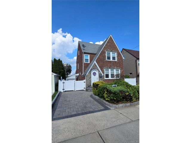  3 BR,  2.00 BTH &nbsp;Tudor style home in Mineola