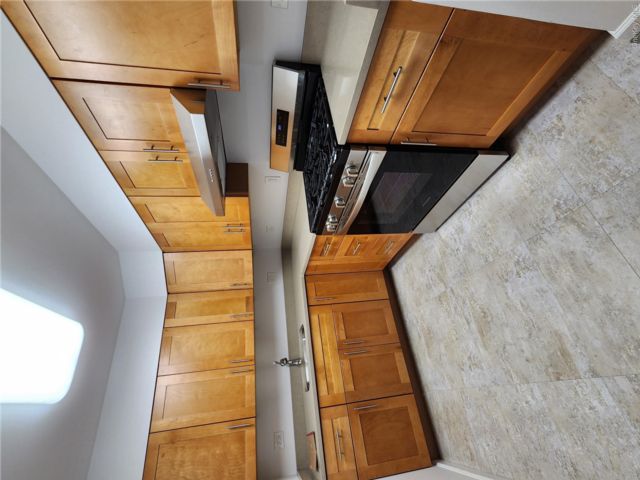  3 BR,  2.00 BTH &nbsp;Full floor apar style home in Canarsie