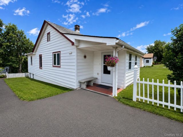  3 BR,  2.00 BTH &nbsp;Cottage style home in Kerhonkson