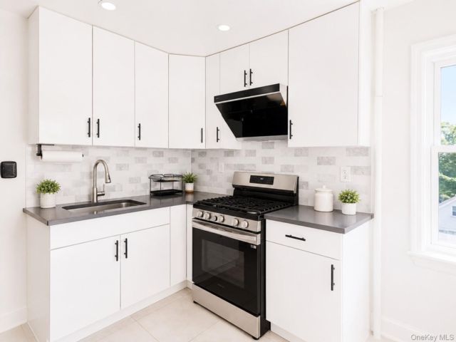  3 BR,  1.00 BTH &nbsp;Colonial style home in Lynbrook
