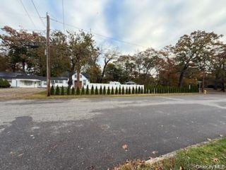  4 BR,  2.00 BTH &nbsp;House style home in Amityville