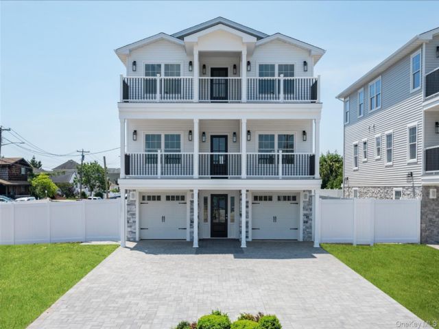  5 BR,  4.00 BTH &nbsp;Colonial style home in Island Park