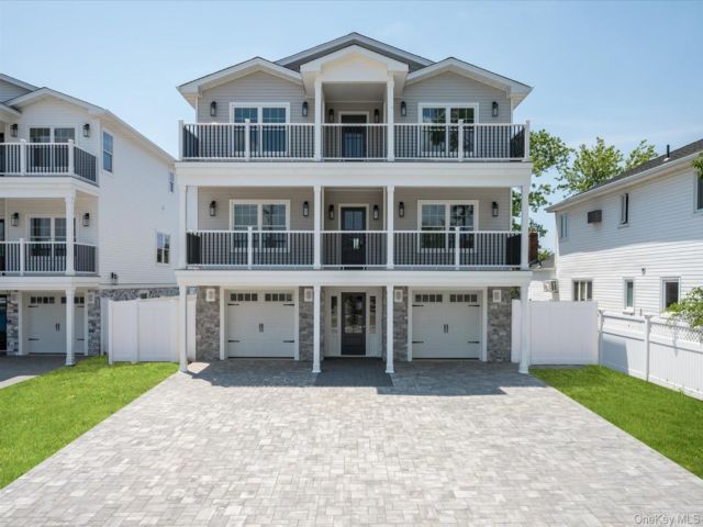  5 BR,  4.00 BTH &nbsp;Colonial style home in Island Park
