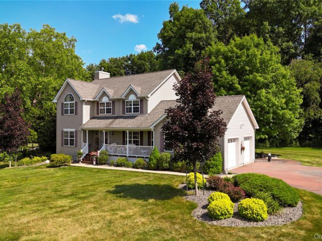  4 BR,  3.00 BTH &nbsp;Colonial style home in Circleville