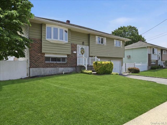  4 BR,  2.00 BTH &nbsp;Hi ranch style home in Deer Park