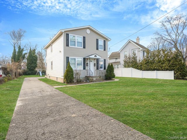  3 BR,  1.00 BTH &nbsp;Colonial style home in Bay Shore