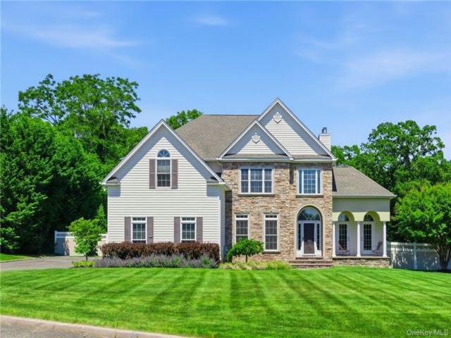 4 BR,  4.00 BTH &nbsp;Colonial style home in Mount Sinai