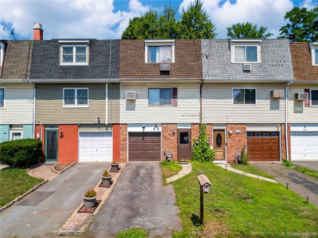  3 BR,  2.00 BTH &nbsp;House style home in Maybrook