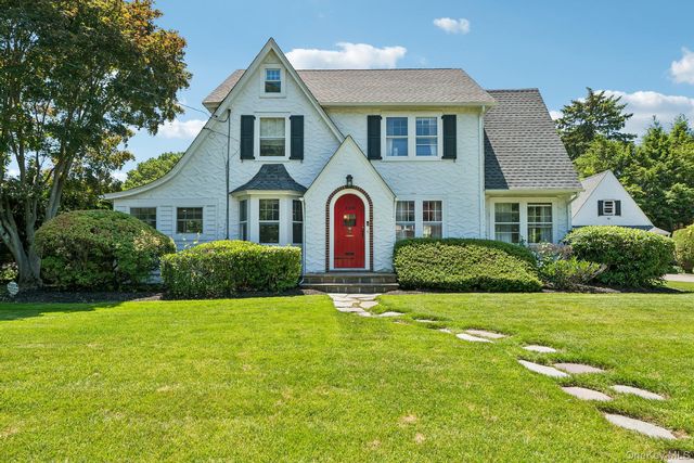  3 BR,  3.00 BTH &nbsp;Colonial style home in East Williston